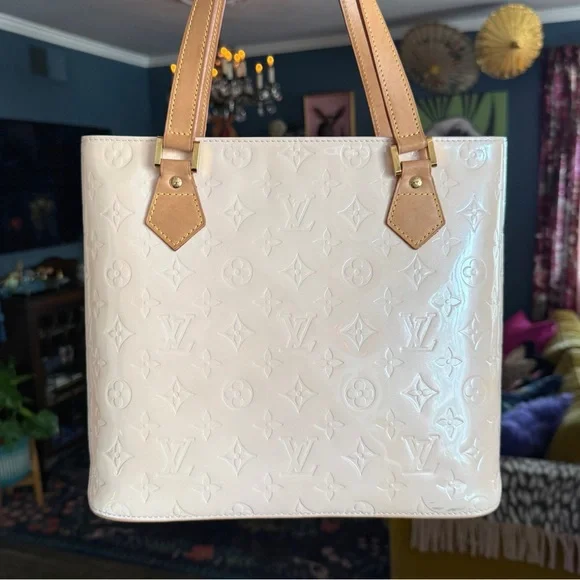 💥SOLD💥 LOUIS VUITTON Classic ‘Marshmallow’ Vernis LV Monogram Houston Tote Bag - Picture 11 of 12